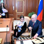 Президент РФ Владимир Путин встретился в Кремле с 8-летней девочкой Раисат Акиповой, которая плакала из-за того, что не смогла увидеть главу