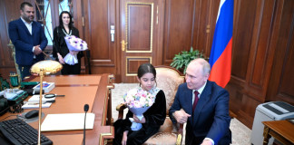 Президент РФ Владимир Путин встретился в Кремле с 8-летней девочкой Раисат Акиповой, которая плакала из-за того, что не смогла увидеть главу
