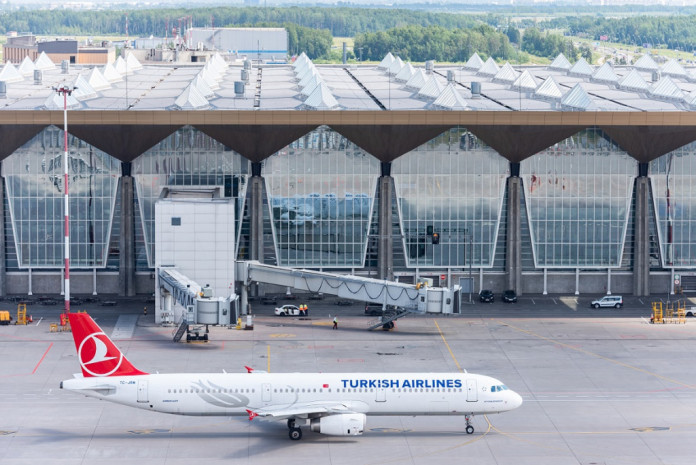 Число ежедневных авиарейсов в Стамбул из Петербурга вырастет с двух до трех в день. Увеличение произойдет с 11 июля, сообщает пресс-служба