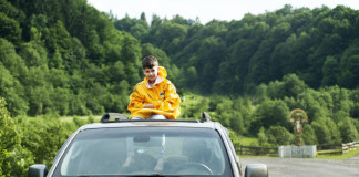 В Дагестане не в меру «добрый» отец посадил своего пятилетнего сына на крышу автомобиля и мчался с ним по автотрассе. Это было такое развлечение