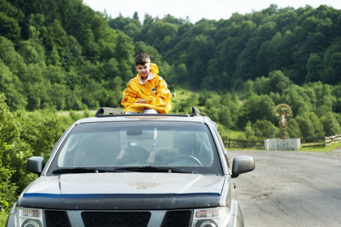 В Дагестане не в меру «добрый» отец посадил своего пятилетнего сына на крышу автомобиля и мчался с ним по автотрассе. Это было такое развлечение