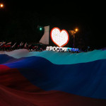В Пятигорске вечером 22 августа развернули огромный триколор площадью 144 квадратных метра. Коллективную акцию провели участники форума и почетные