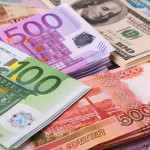 Центробанк России снял ограничения на продажу гражданам наличных долларов и евро. Об этом говорится в пресс-релизе регулятора, который был