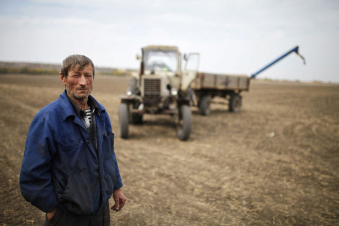В нескольких регионах России полевые работы оказались под угрозой срыва из-за дефицита топлива, которое необходимо для сельхозтехники. Минсельхоз