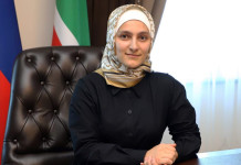 На расширенном совещании в правительстве Чечни председатель кабмина республики Муслим Хучиев озвучил предложение назначить дочь руководителя региона Рамзана