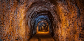 Под Чуркинским монастырем, расположенным в Володарском районе Астраханской области, были обнаружены огромные подземные тоннели. Об этом сообщил эфире «Радио