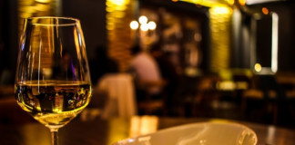 Согласно данным Росалкогольтабакконтроля, потребление алкоголя в России не увеличилось с 2019 года. Об этом заявил руководитель службы Игорь Алёшин в интерв